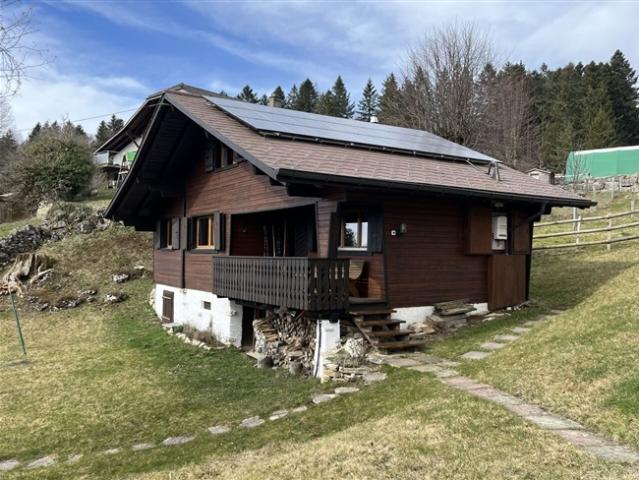 Charmantes 3,5 Zimmer Chalet zum Verkauf im Saules Gebirge