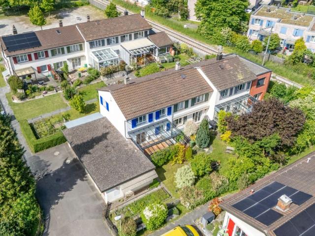 Charmantes 4.5 Zimmer Eck Einfamilienhaus mit geschütztem Aussenbereich und Garagenbox