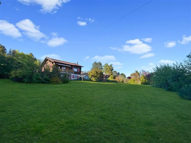 Einstehendes Haus auf einem großen Grundstück mit Möglichkeit einer Erweiterung, ungehinderter Blick auf den See, in Bassins
