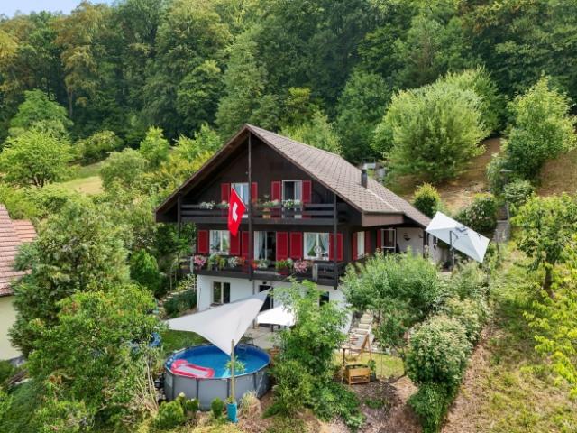Charmantes 5.5 Zimmer Bijou am Waldrand mit grossem Grundstück und Weitblick