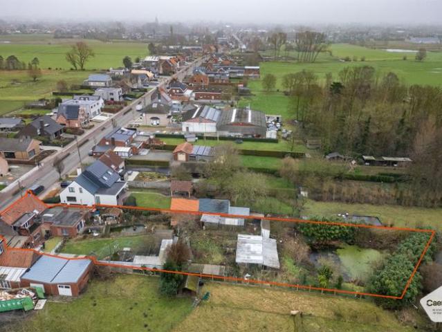 CHARMEVOLLE TE RENOVEREN VRIJSTAANDE WONING op een percee.