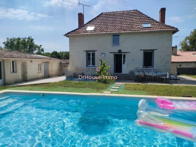 Charme de la maison en pierre avec piscine