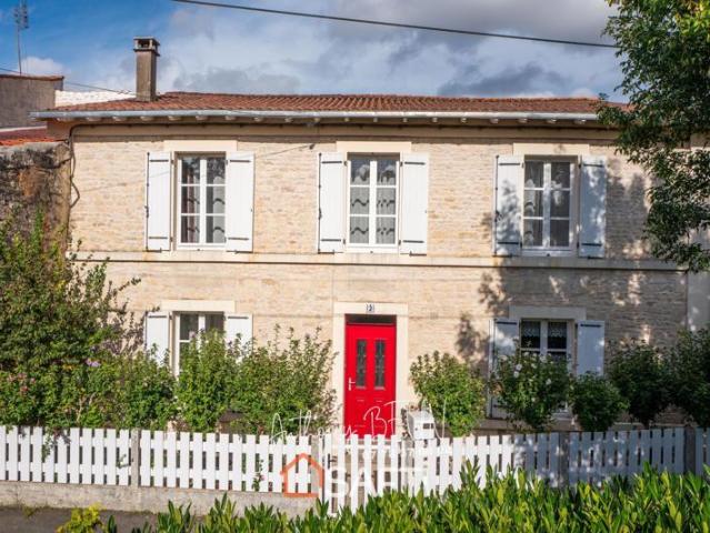 Charme de la pierre et accès direct sur la Sèvre !