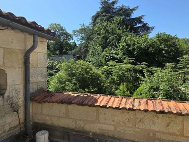 CHARME DE LA PIERRE ET TOIT TERRASSE AU CŒUR DU VIEUX LORMONT