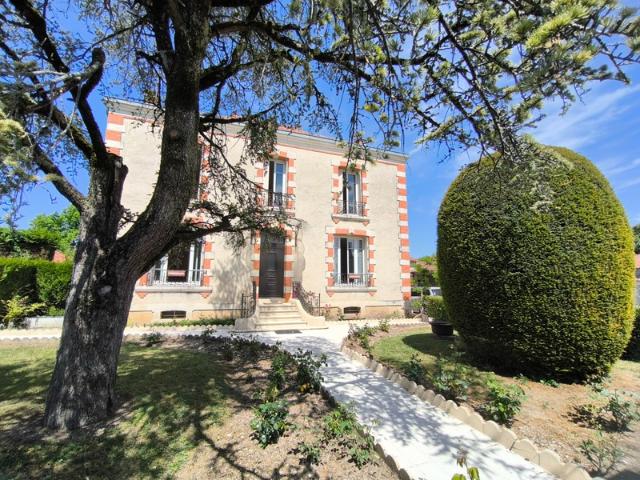 Charme de l'Ancien et volumes Exceptionnels Maison de Maître à Rénover