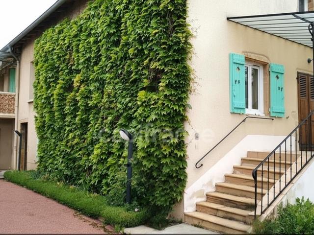 Charme de l'ancien: Maison familiale avec jardin, offrant 240m2 de surface totale au sol