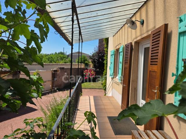Charme de l'ancien: Maison familiale avec jardin, offrant 240m2 de surface totale au sol