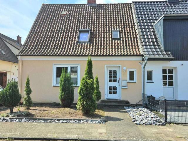 Charme der 30er trifft Familienkomfort – Doppelhaushälfte mit Charakter und Garten in Holtorf