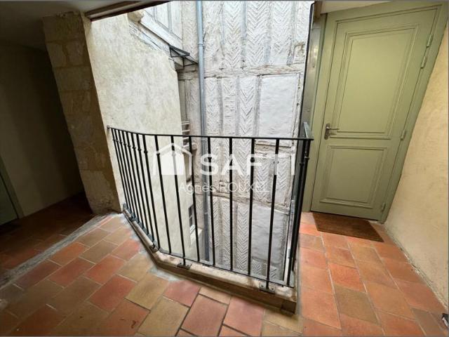 Charme et cachet pour ce t2 duplex en plein coeur de ville de nantes