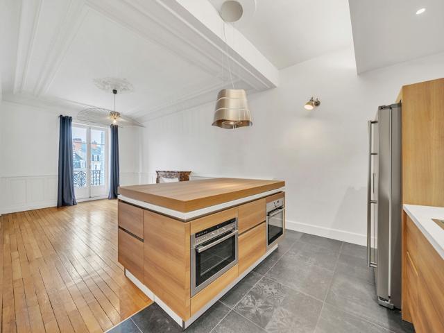 Charme et cachet – T5 Place Darcy avec garage, cave, mansarde