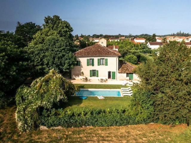CHARME ET AUTHENTICITÉ À NÈGREPELISSE: MAISON FAMILIALE RÉNOVÉE DE 237 M², 7 CHAMBRES, DÉPENDANCES, PISCINE CHAUFFÉE ET SUPERBE TERRAIN DE 4 000 M²