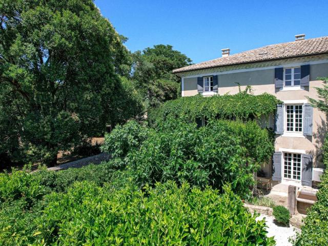Charme et authenticité, restauré avec goût Magnifique espa. 270m² Uzès