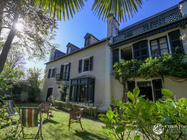 Charme et Élégance: Longère XIXème siècle PAU 288m2 avec Pi