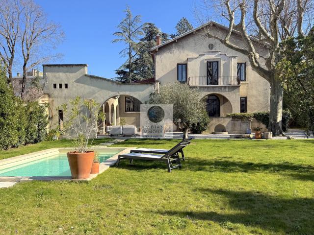 Charme et élégance pour cette demeure de caractère avec piscine