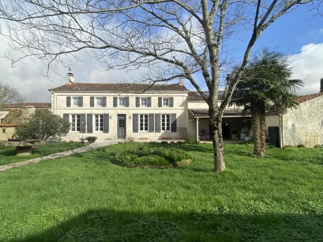 Charme et espace: Maison 15 pièces à Louzignac 361m² Louzignac