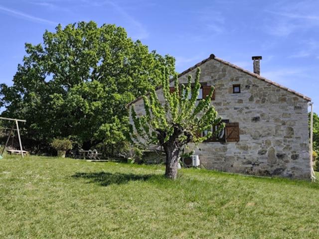 Charme et nature aux portes de l'Ardèche Mas en pierre sur