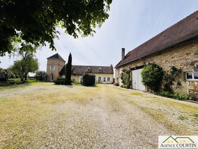 Charme et potentiel à Saint Ambreuil: propriété en pierres avec tour aménagée en double logement