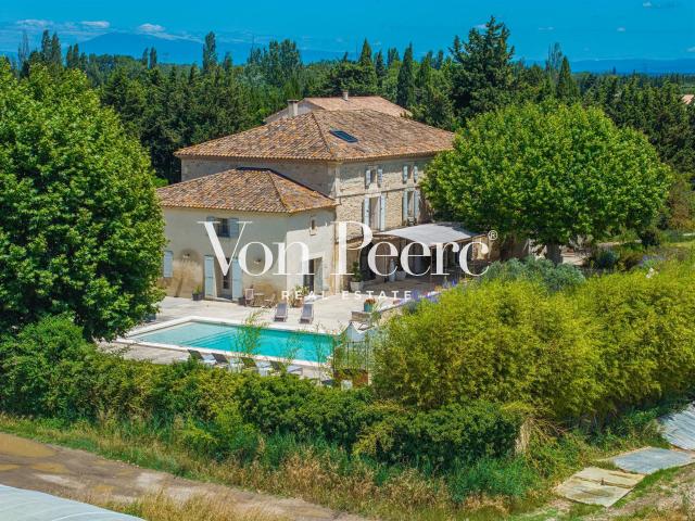 Charme Et Volume Aux Pieds Des Alpilles 490m² Barbentane