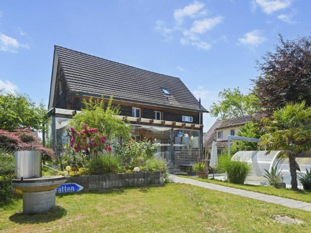 Charme trifft Komfort Ihr stilvoll saniertes Zuhause mit Pool in Bischofszell