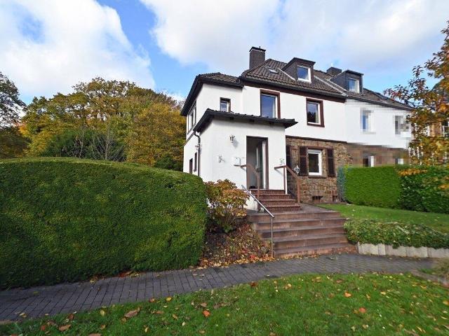 Charme trifft Saarn! Einseitig angebauter Altbau Schatz auf tollem Grundstück