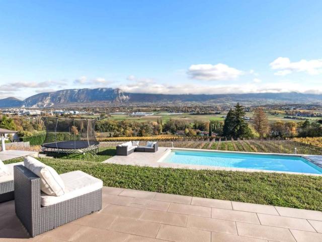 Charme und Gelassenheit: Freistehende Villa mit Swimmingpool mit Blick auf die Weinberge