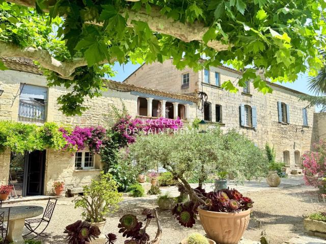 Charme, volumes et dépendances. 521m² Beaucaire