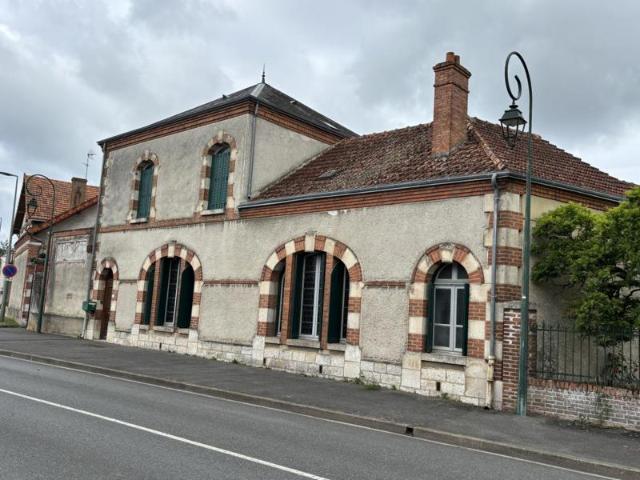 Charme, volumes et dépendances au coeur de La Ferté Saint Aub