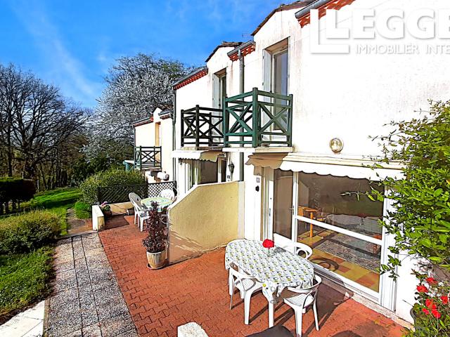 Charmente maison de 3 chambres dans une copropriété avec une terrasse privée. Piscine et jardins communs