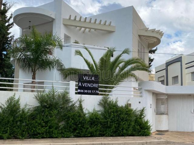 Charmente villa de luxe de 530m². Terrasse et jardin