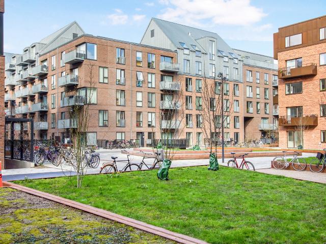 Charmerende 4 værelses lejlighed i Valby med altan