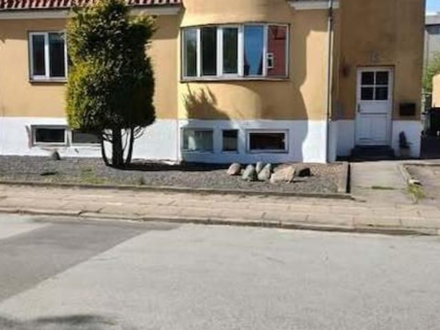 Charmerende 4 værelses villalejlighed i stueetagen med fælles have – midt i Frederikshavn