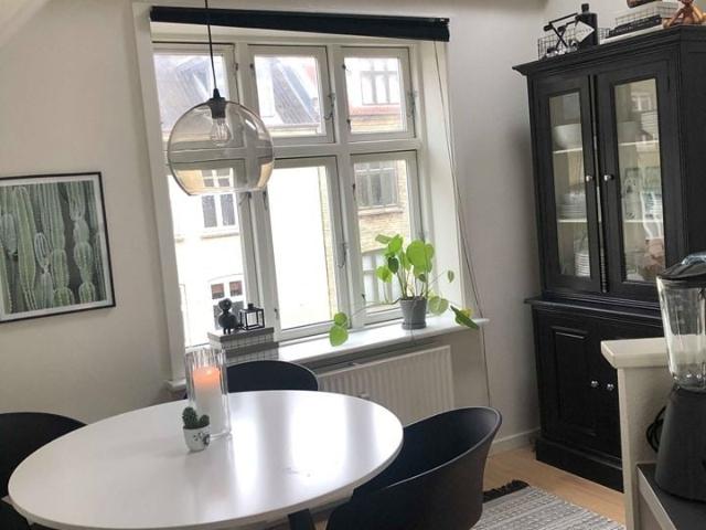 Charmerende 2 værelses med hems i Aalborg