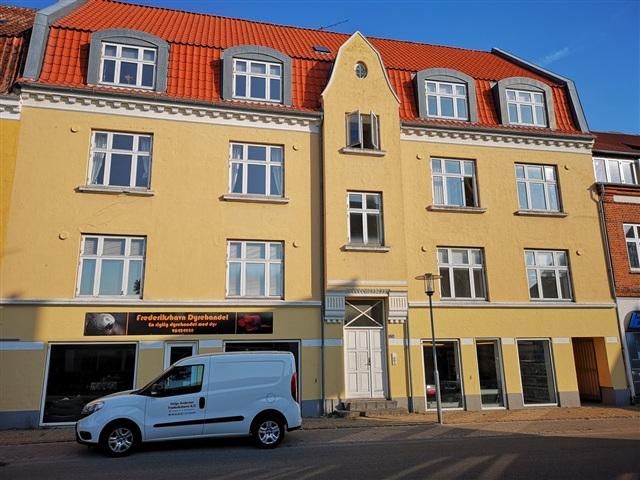 Charmerende 2 værelses i to plan på 61 m2 med egen indgang, haveadgang og terrasse – husdyr tilladt