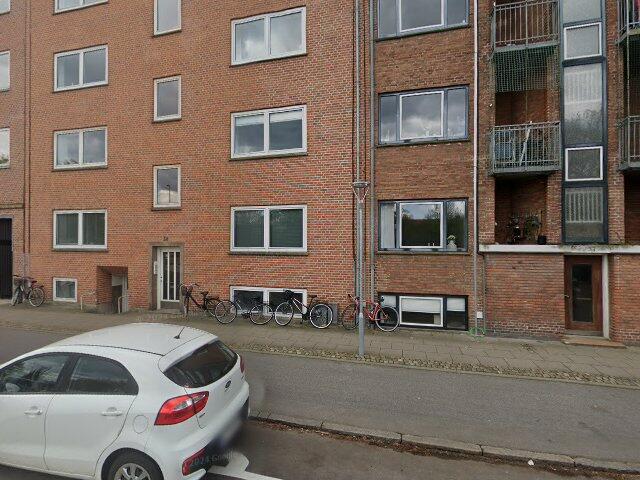 Charmerende 2 værelses lejlighed med altan