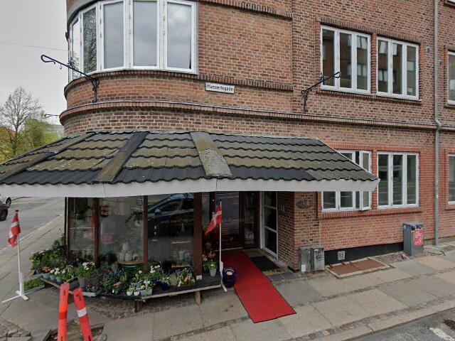 Charmerende 2 værelses lejlighed med stor altan