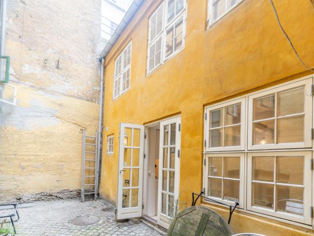 Charmerende bindingsværkshus i tre plan – en skjult oase midt i Indre By