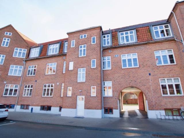 Charmerende, lys 2 værelses lejlighed i Øgaden