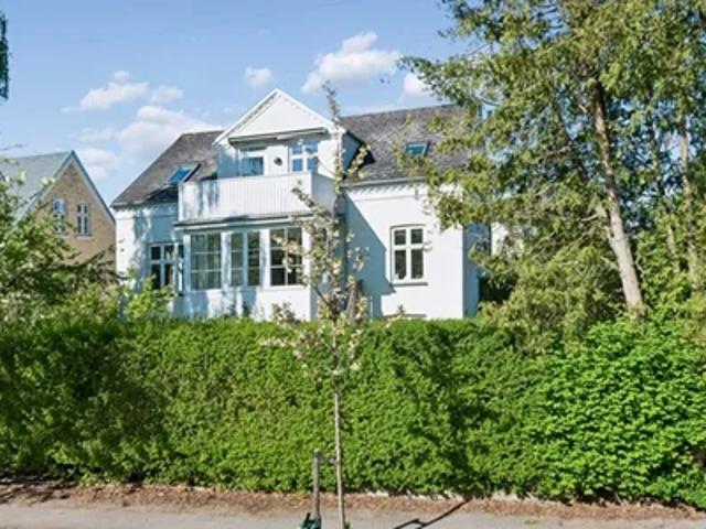 Charmerende og lys lejlighed med stor altan på attraktive Dronningensvej – Frederiksberg