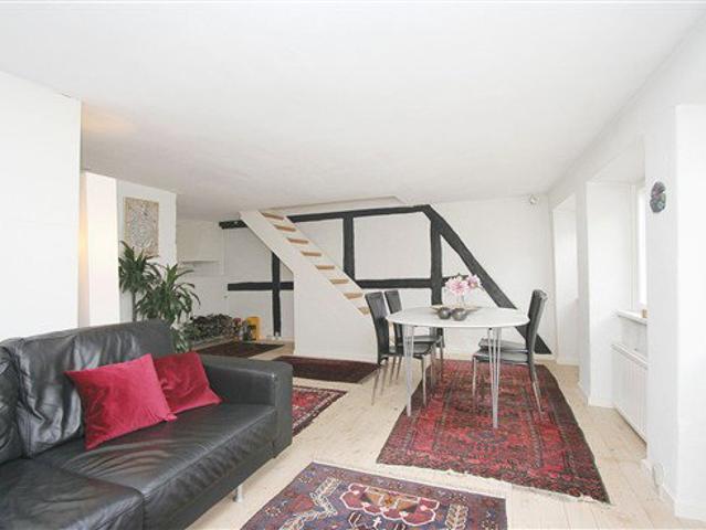 Charmerende penthouse i fredet ældre ejendom