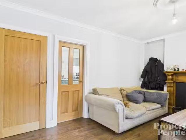Charming 42 Beechmount Parade