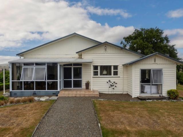 Charming 4 Bedroom Bungalow FOR REMOVAL