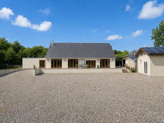 CHARMING 4 BEDROOM HOUSE WITH LARGE GROUNDS, WOODLAND AND 5