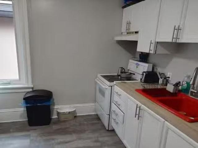 Unique 4 BR 700 Room for rent in Lees Avenue