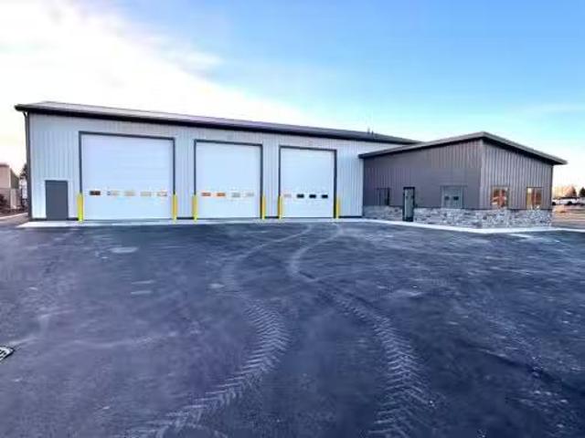 Deal! 1212 30 Street North, Lethbridge, AB, T1H 7H6 commerci.