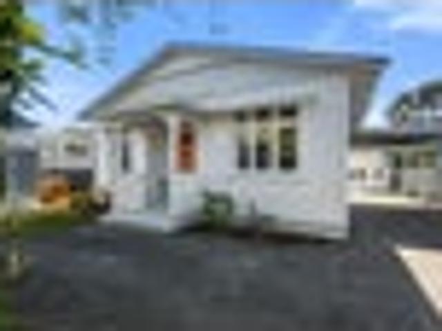 CHARMING 1930s HIDEAWAY WITH A BONUS ROOM