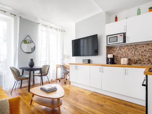 Charming 1 Bed Apartment in Paris' Core