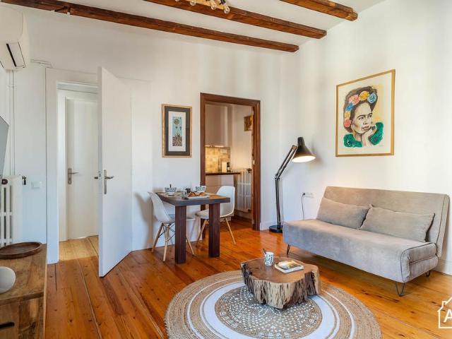 Room with private kitchen and independent entrance near Las Ramblas