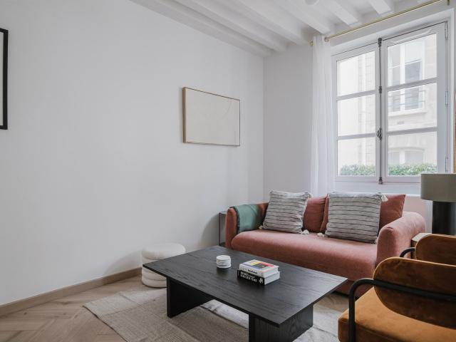 Charming 1 Bedroom Apartment in Paris Awaiting You!