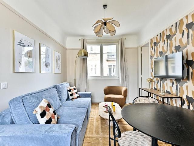 Charming 1 bedroom apartment with balcony in Neuilly sur Seine, 1 minute from Pont de Neuilly metro station