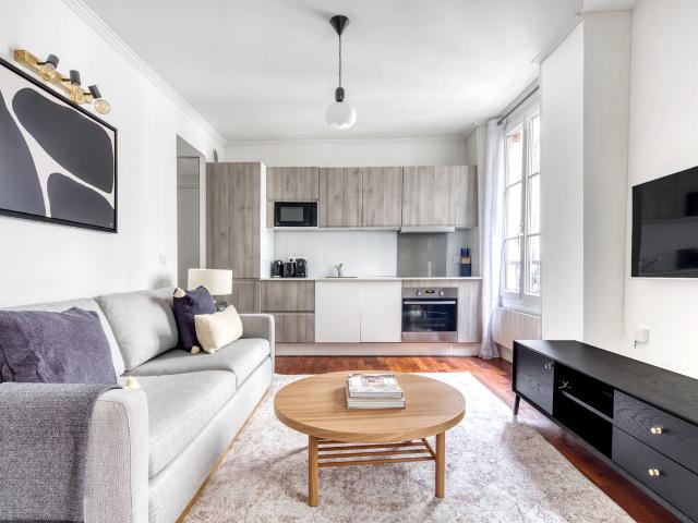 Charming 1 Bedroom Getaway in the Heart of Paris, Paris Amsterdam Apartments for Rent